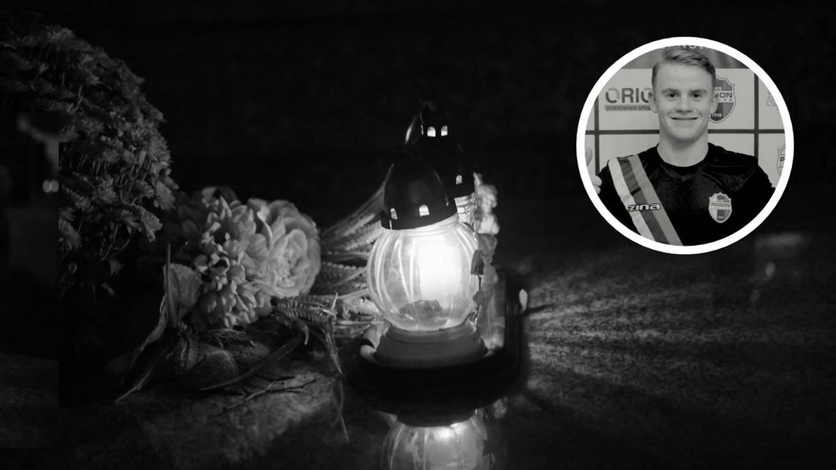 Czarno-białe zdjęcie przedstawia znicz z płomieniem i bukiet kwiatów po lewej stronie. Po prawej stronie, w okrągłym kadrze, znajduje się zdjęcie uśmiechniętego młodego mężczyzny w stroju sportowym.