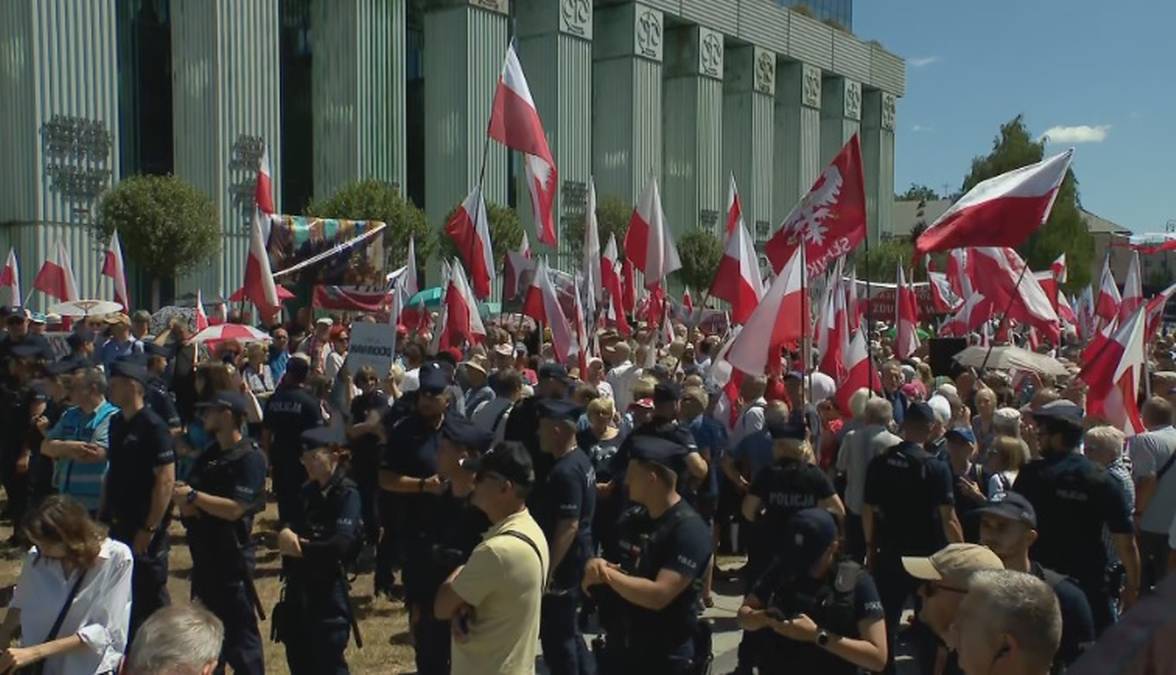 Sąd Najwyższy zajmuje się ważnością wyborów. Przed gmachem trwają protesty