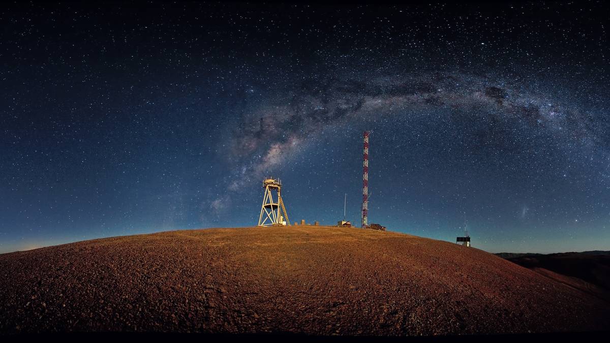 Budowany na pustyni Atakama teleskop ELT podczas nocnych prac pod rozgwieżdżonym niebem