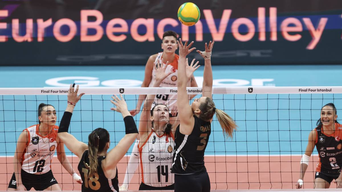 Siatkarki VakifBanku Stambuł w akcji podczas meczu z Eczacibasi Dynavit Stambuł.