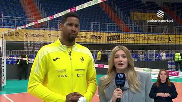 Siatkarz Wilfredo Leon i dziennikarka Polsatu Sport stoją na boisku siatkarskim.