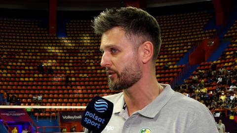 Portret Michała Winiarskiego, siatkarza, udzielającego wywiadu w hali sportowej.