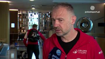 Nikola Grbić w czerwonej kurtce udziela wywiadu, trzymając mikrofon z logo Polsat Sport.
