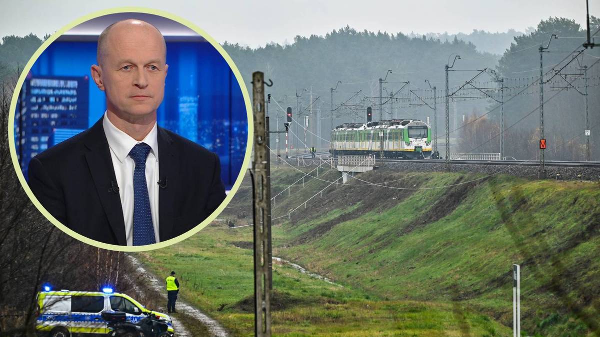 Portret mężczyzny w garniturze obok sceny z torami kolejowymi, pociągiem i radiowozem.