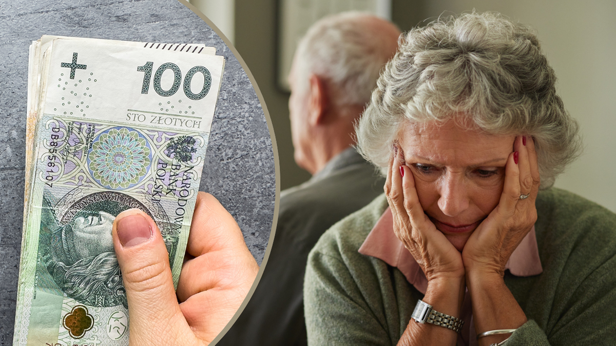 Dłoń trzyma banknot 100 zł na pierwszym planie, w tle para starszych osób.