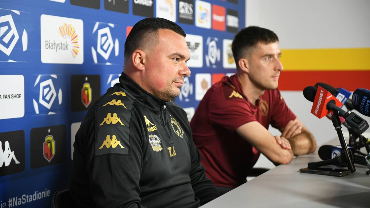 Trener Adrian Siemieniec podczas konferencji prasowej przed meczem.
