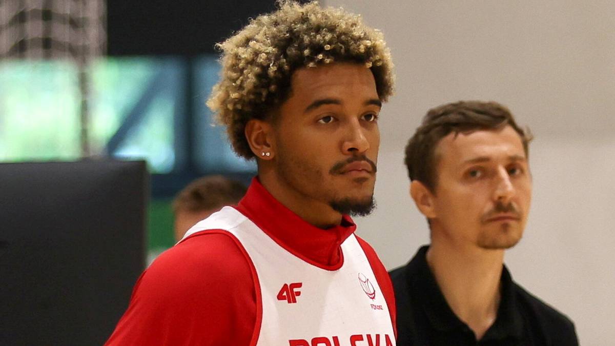 Jeremy Sochan, koszykarz w czerwonej koszulce z białymi napisami, z blond afro.