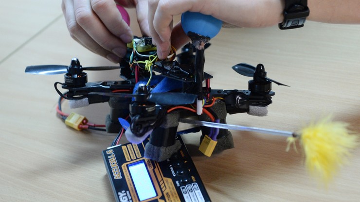 Robot-zapylacz powstał w warszawskim laboratorium. Może zastąpić pszczoły