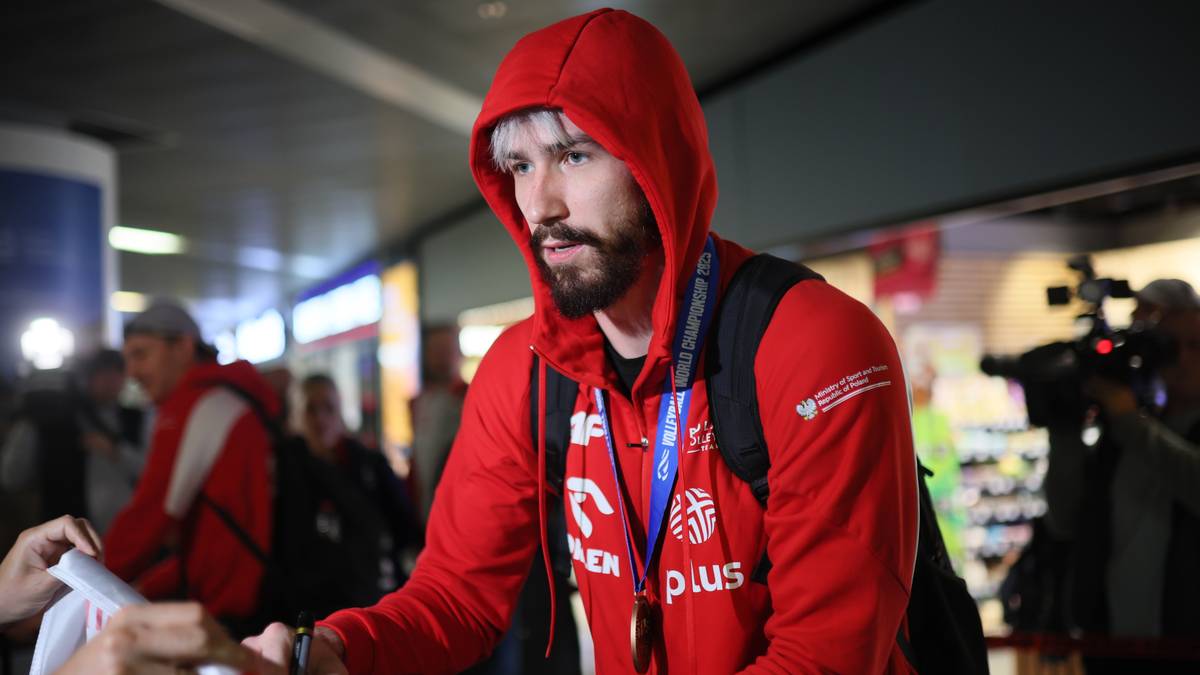 Portret Tomasza Fornala w czerwonej bluzie z kapturem.