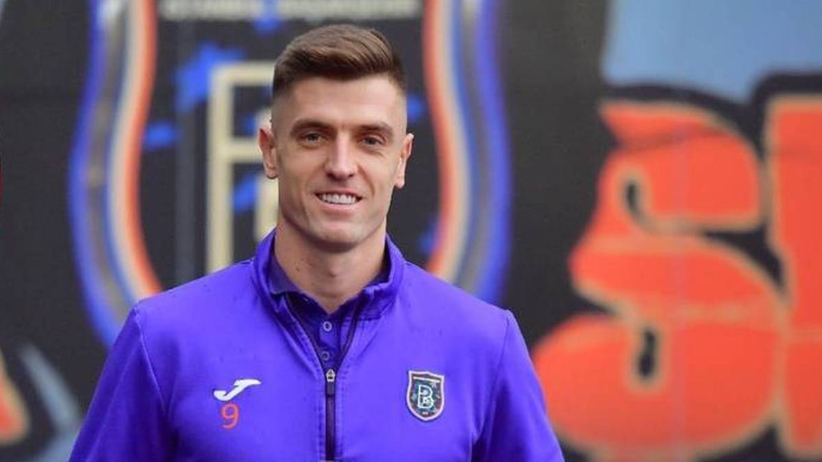 Portret Krzysztofa Piątka, polskiego piłkarza, z krótkimi włosami i lekkim uśmiechem.