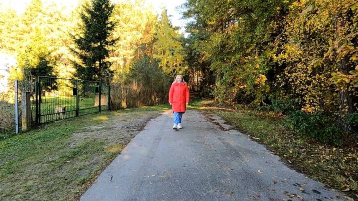 Gmina wylała asfalt, ale… droga dojazdowa nie istnieje. Rodzina nie może sprzedać domu