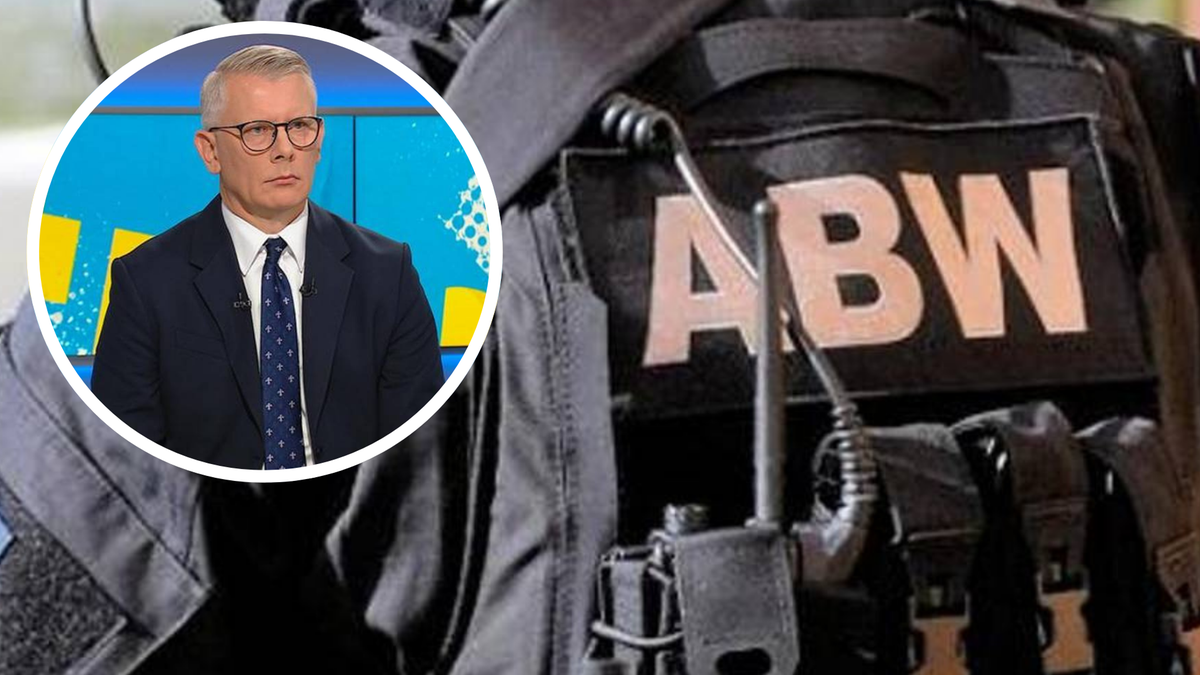 Fragment kamizelki z napisem ABW obok portretu mężczyzny w okularach i garniturze.