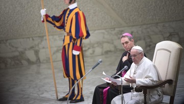Papież przestrzegł przed obrażaniem innych i zaznaczył, że cudzołóstwo to nie tylko zdrada, ale i pożądanie