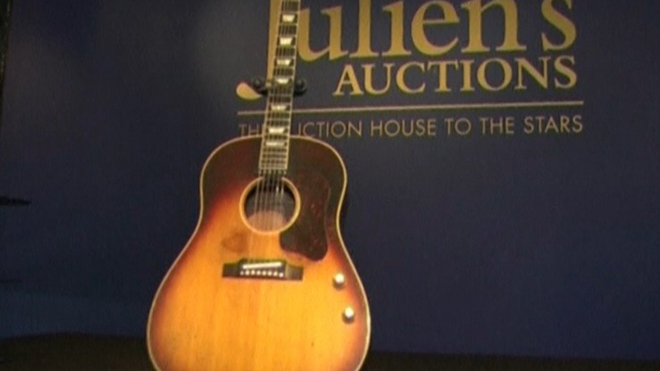Prawie 2,5 mln dolarów za gitarę Lennona. To absolutny rekord