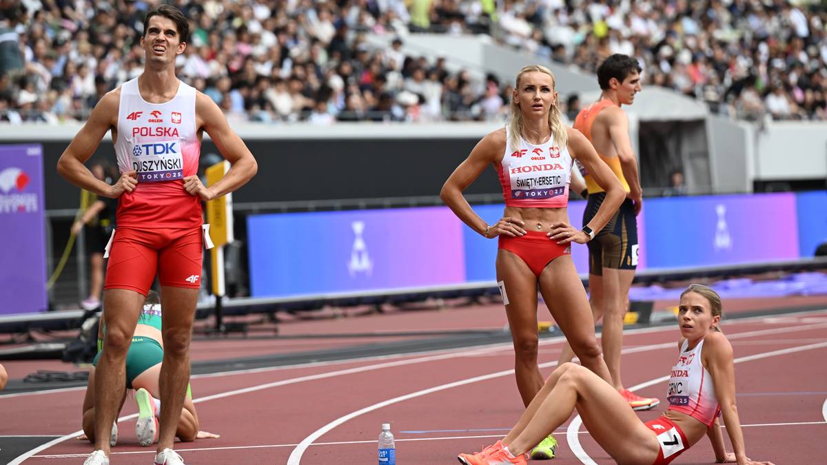Trzech lekkoatletów w strojach reprezentacji Polski na bieżni stadionu lekkoatletycznego.