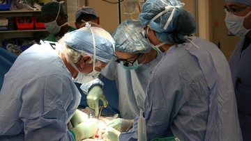 Pionierska operacja w Katowicach. Przeszczep komórek macierzystych do oparzonego oka