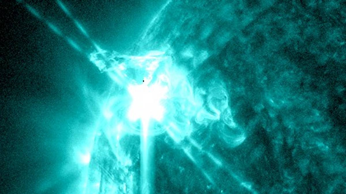 Rozbłysk klasy X z plamy słonecznej 4274. Fot. SDO.