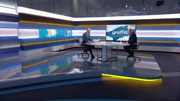 Dwóch mężczyzn siedzi przy okrągłym stole w studiu telewizyjnym. Na ekranie wyświetlany jest napis "graffiti".
