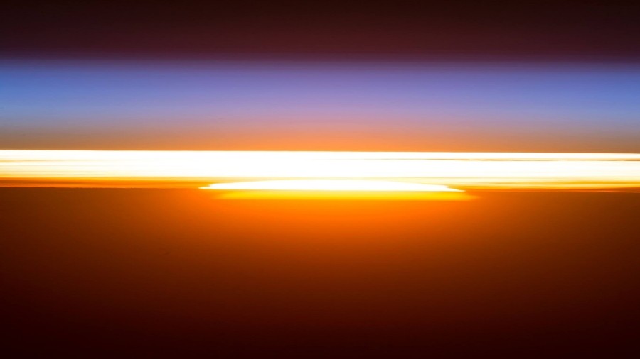 Wschód Słońca z pokładu Stacji Kosmicznej. Fot. Randy "Komrade" Bresnik / ISS / NASA.