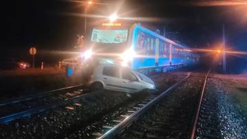 Wjechała na tory i uciekła, w pojeździe został pasażer. Dramatyczne zdarzenie na Opolszczyźnie