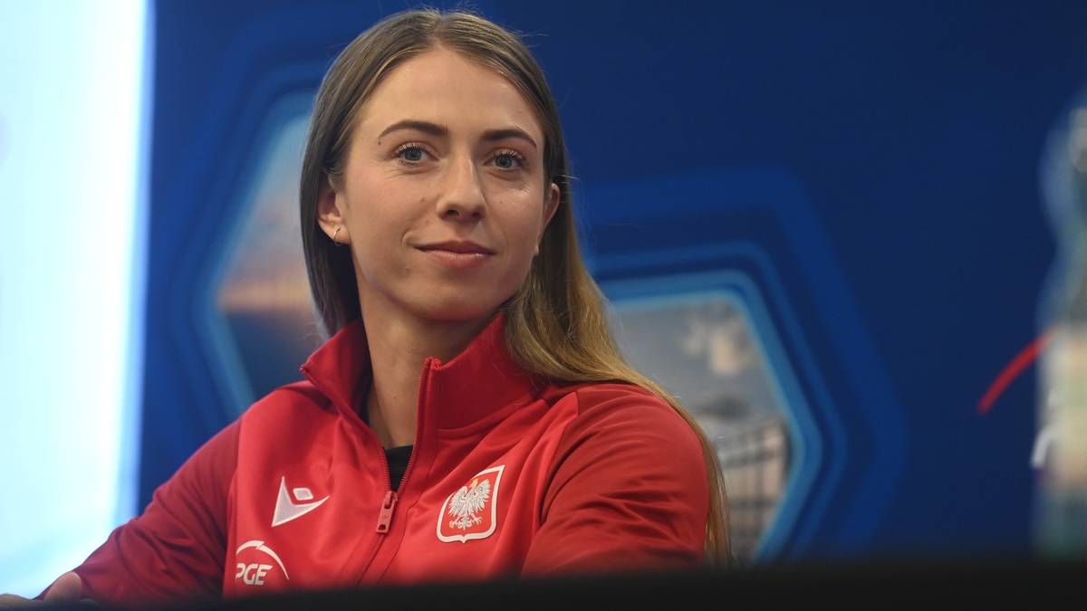 Portret Klaudii Zwolińskiej w czerwonej bluzie z logo.