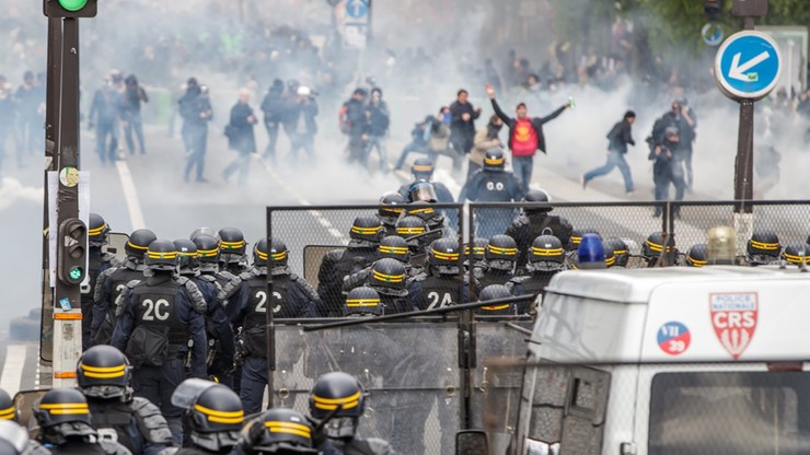 Starcia z policją w Paryżu. Manifestanci wymachiwali sowieckimi flagami, rzucali butelkami z benzyną