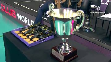 Srebrny puchar na cokole i tacą z medalami dla drużyny Sir Sicoma Monini Perugia.