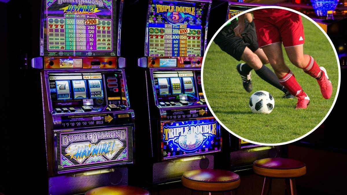 Trzy automaty do gry typu jednoręki bandyta stojące obok siebie w ciemnym pomieszczeniu. W prawym g&oacute;rnym rogu znajduje się okrągłe zdjęcie przedstawiające nogi dw&oacute;ch piłkarzy na boisku.