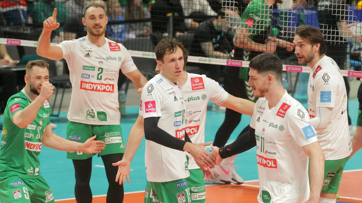 Siatkarze Indykpolu AZS Olsztyn świętują zdobyty punkt, jeden z zawodnik&oacute;w podnosi rękę w geście triumfu.