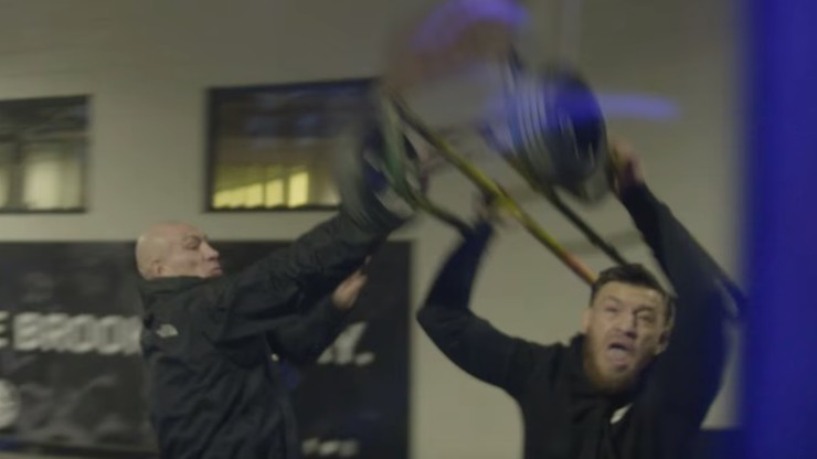 Atak McGregora i rozcięcie twarzy z bliska! Nowe ujęcia z rozróby przed UFC 223 (WIDEO)