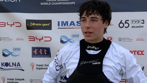 Marek Kulczycki, zawodnik kanoe slalomu, ubrany w białą kurtkę sportową.