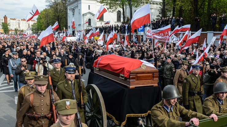 "Cześć i chwała bohaterom". Tłumy na pogrzebie pułkownika "Łupaszki"