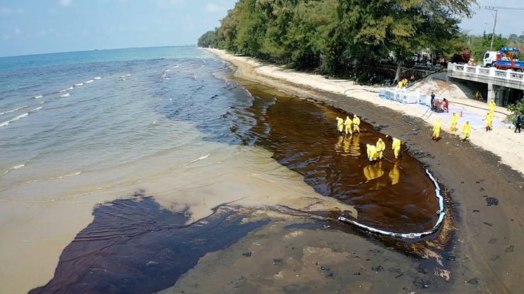 Tajlandia. Ropa z uszkodzonego rurociągu zanieczyściła plażę. Na miejscu pracują marynarze