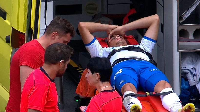 Fortuna 1 Liga: Fatalne zderzenie kolegów z zespołu! Piłkarz przewieziony do szpitala (WIDEO)