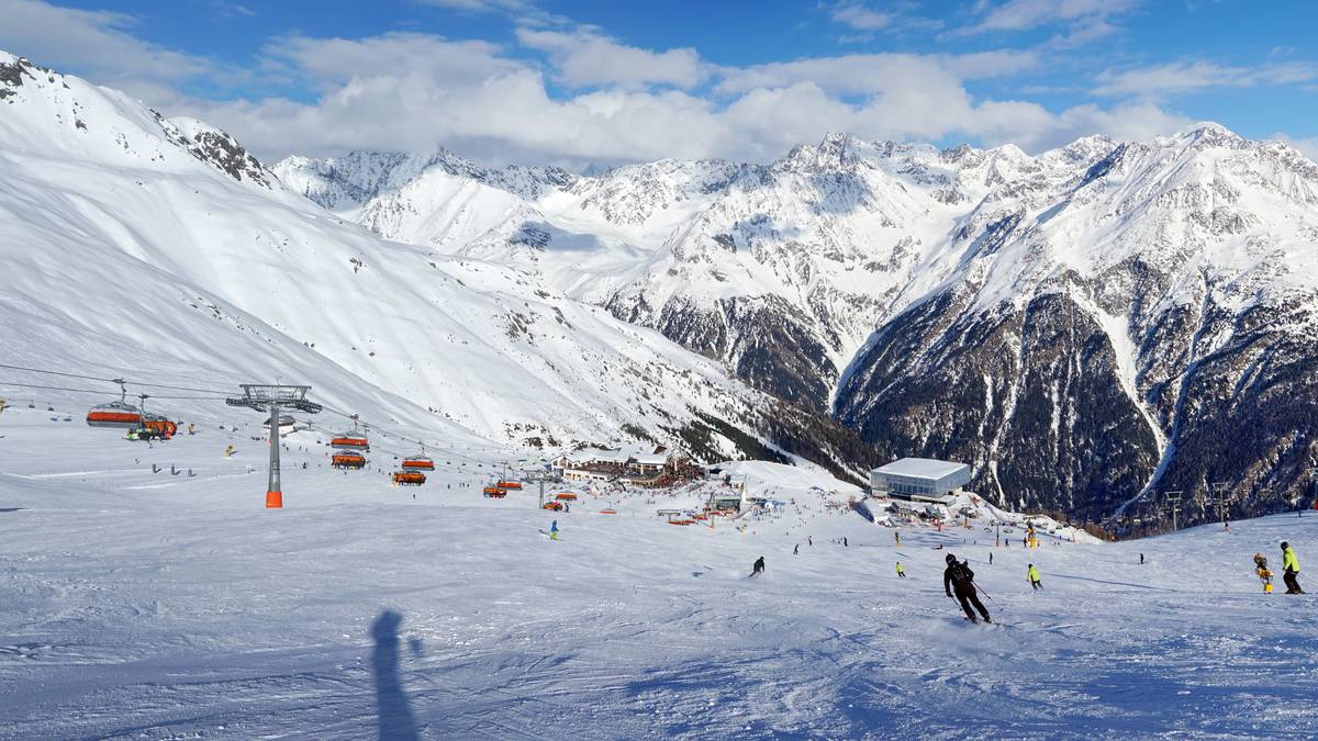 Salomon, narciarze zjeżdżający z g&oacute;ry, wyciąg narciarski