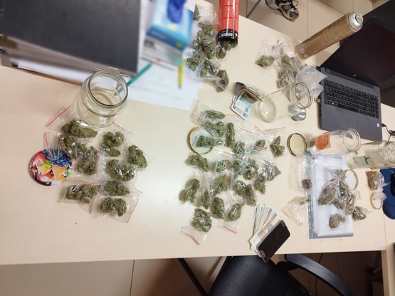 Policja w słoikach znalazła narkotyki