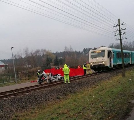  Zderzenie samochodu z pociągiem w Łysomicach. Kierowca nie żyje