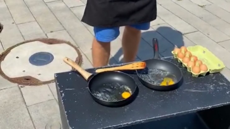 Gniezno. Radny smażył omlet na rozgrzanej ławce. "Symbol betonozy"