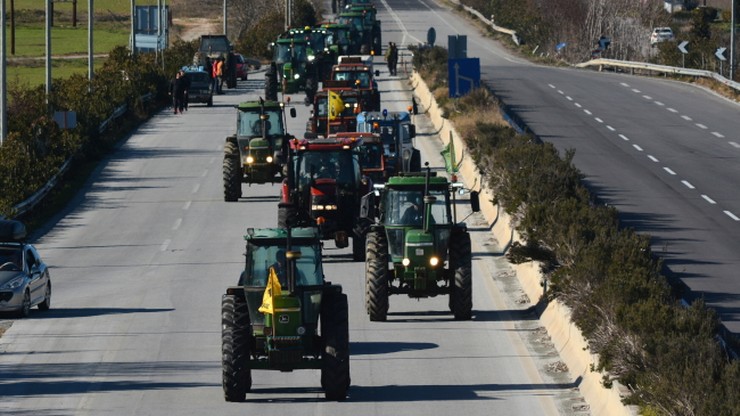 Grecja. Farmerzy zablokowali traktorami autostradę. Protest przeciwko rosnącym cenom energii