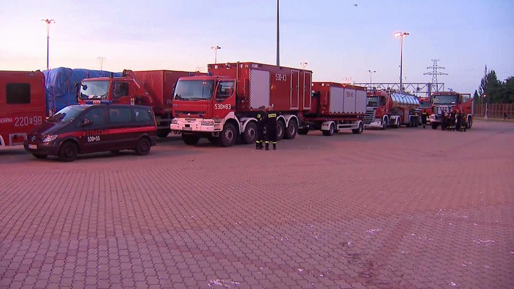 "Budujemy linię obrony przed ogniem". Polscy strażacy walczą z pożarami w Szwecji