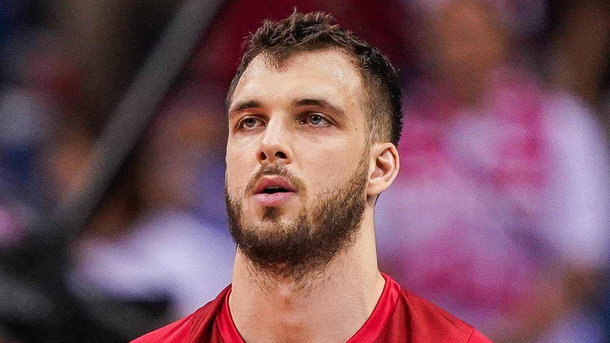 Siatkarz Norbert Huber w czerwonej koszulce, patrzący przed siebie.