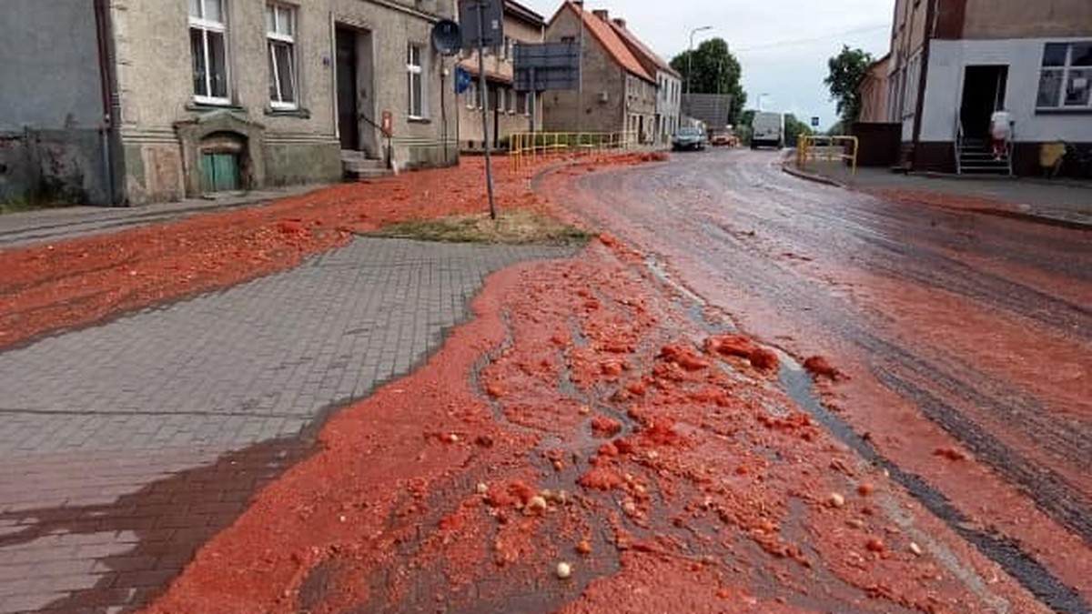 "Rondo bolognese" w Czaplinku. Pomidorowa pulpa zajęła ulice
