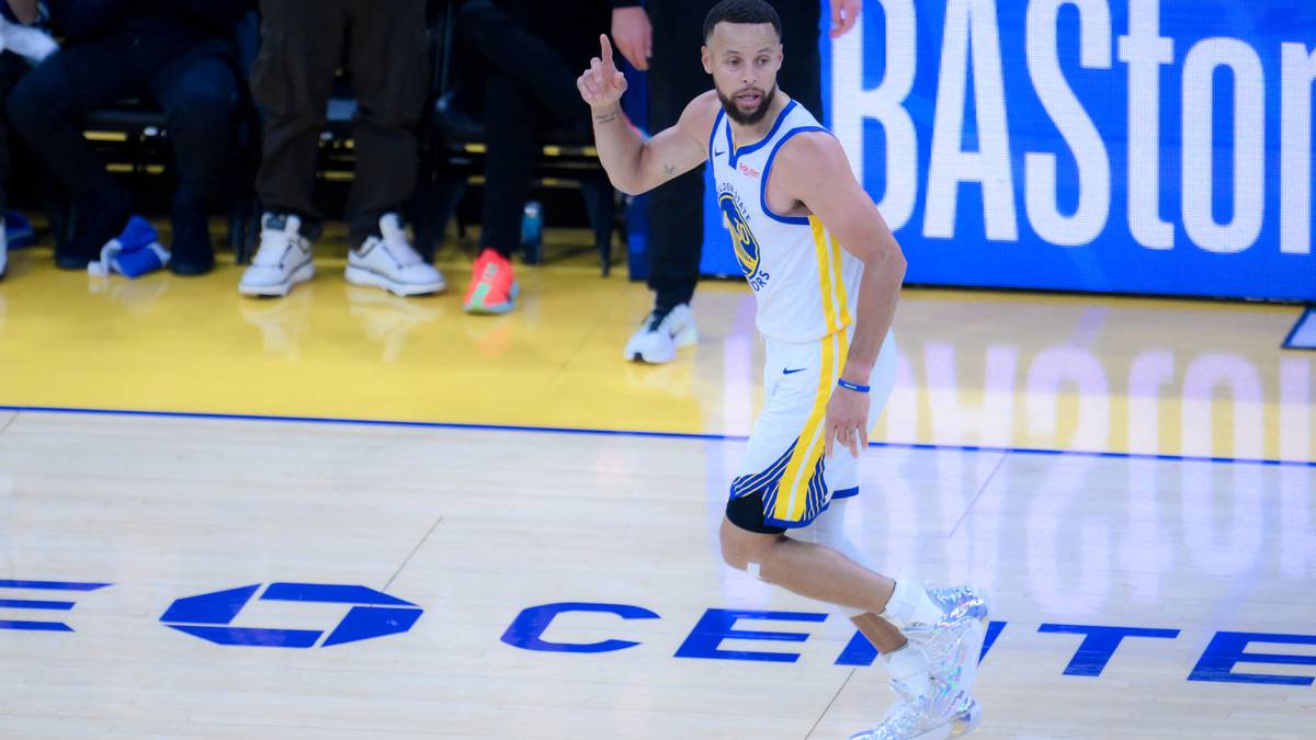 Stephen Curry, zawodnik Warriors, podczas meczu koszyk&oacute;wki na parkiecie.