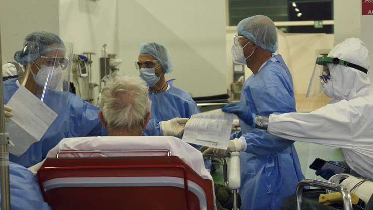 Włochy: nie żyje 94 lekarzy, 26 pielęgniarzy i pielęgniarek zakażonych koronawirusem