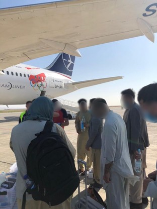 Samolot z ewakuowanymi obywatelami Afganistanu ma wylądować w Polsce w środę w nocy