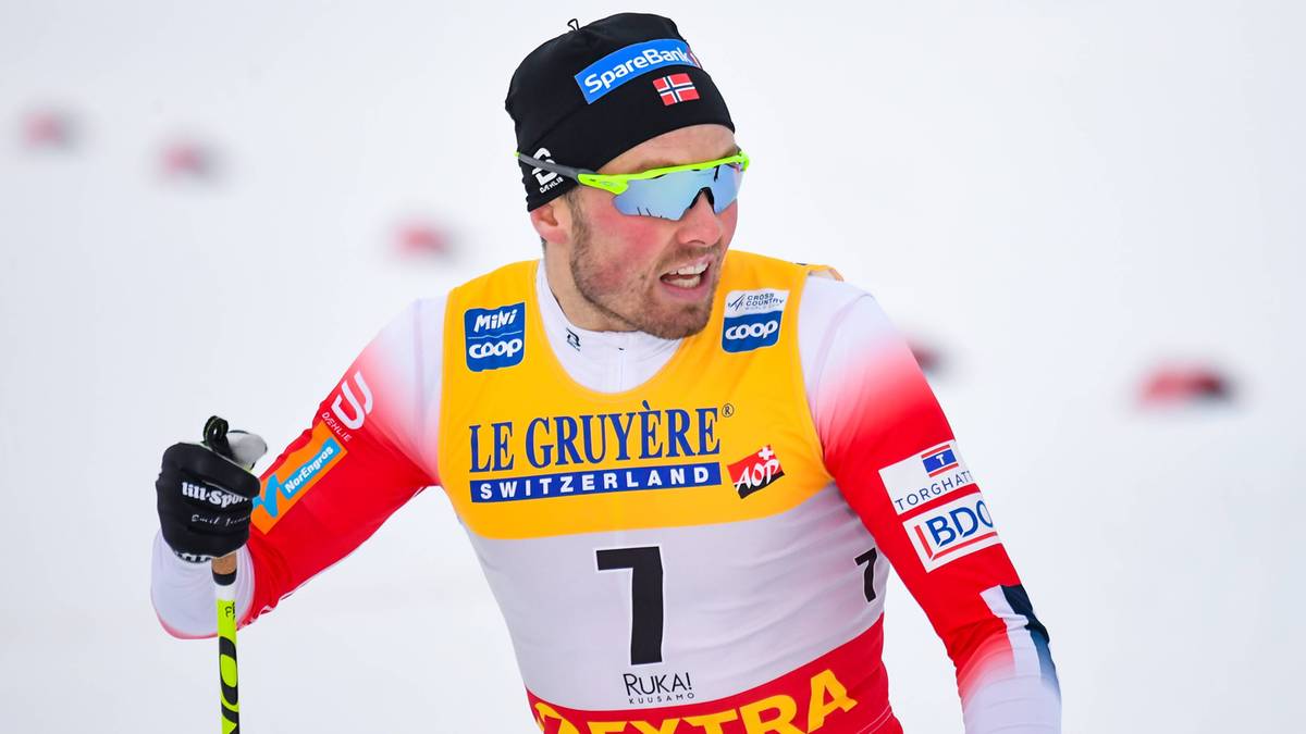 Biegacz narciarski Emil Iversen w stroju sportowym z numerem 1, przygotowujący się do startu.