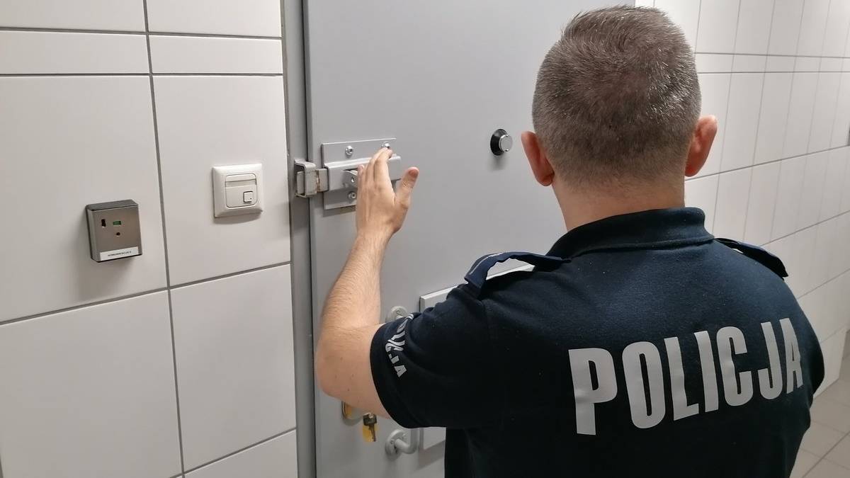 Groził ratownikom, uciekł i kierował pijany autem. Akcja policji wobec 50-latka