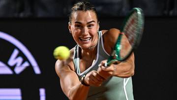 Aryna Sabalenka uderza piłkę tenisową podczas meczu.
