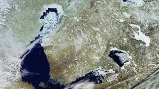 22.12.2021 05:56 Morze Bałtyckie zaczęło zamarzać. Miejscami lód ma grubość 30 cm i potrafi utrzymać ciężarówkę