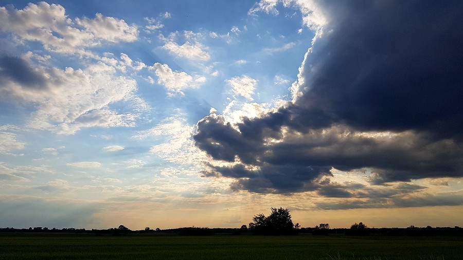 Koniec dnia w Woli Rogowskiej w woj. małopolskim. Fot. Rafał / TwojaPogoda.pl